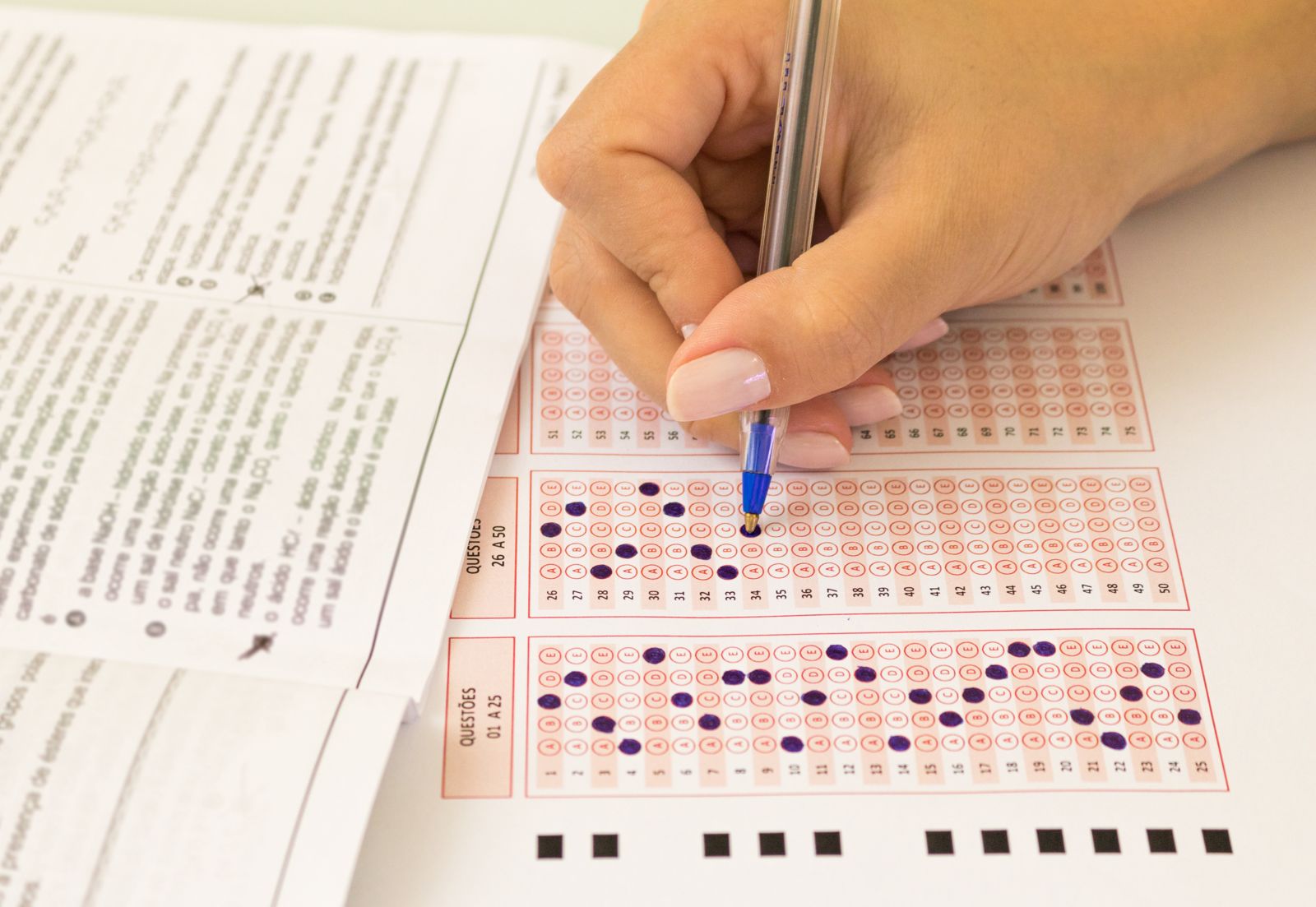Candidatos deverão levar canetas esferográficas transparentes de tinta preta ou azul, cartão de confirmação de inscrição e documento de identidade original (FOTO: Getty Image) 